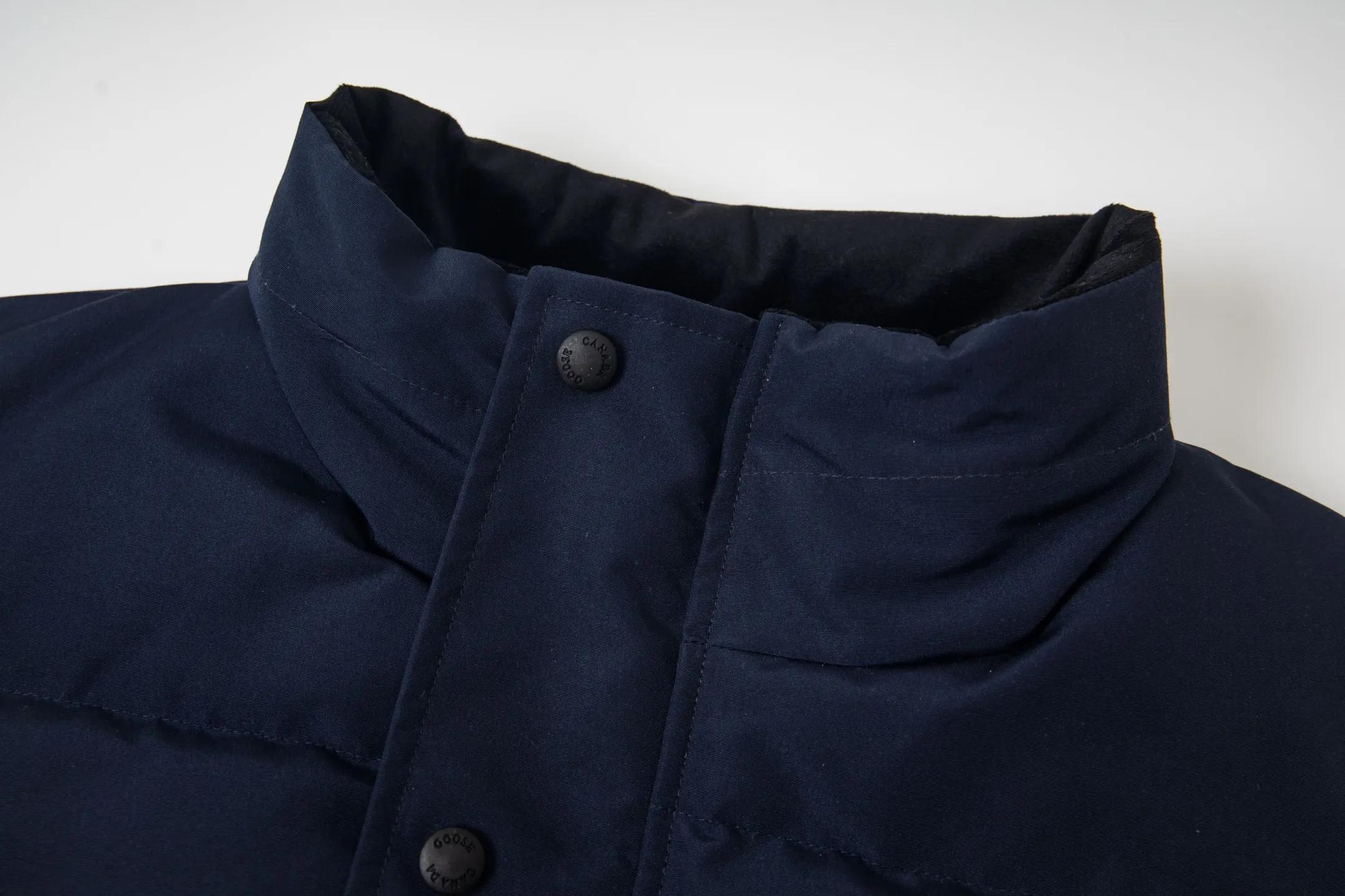 P360 Canada Goose/Canada Goose Black Label #Freestyle Crew 4151mb men's and women's vest down ➖ Imported Behringer embroidery machine customized 10,000-needle embroidery label! ➖ Imported 21-count polyester-cotton blended original fabric, using Feather-Light 10D waterproof coating fabric, made of 84.5% polyester fiber and 15.5% cotton, 100% the best feel in the entire network! ➖ The genuine official website uses the national standard 80 white duck down, and will never be misled by false claims such as 90 down or goose down! ➖ 100% nylon nylon lining with double double-layer sealing design to prevent velvet from running away. Top-grade polar fleece is used in the collar and pockets to keep warm and comfortable! ➖ Yoshida YKK provides original custom-made electroplated sliders. YKK two-way lockable zippers are tight and smooth and will not peel off paint! ➖ 3M composite original Velcro is durable, and all accessories and hardware are disassembled and customized! ⛔No slander, no exaggeration, no need for too much copywriting, because it is focused, it is professional!  SIZE: XS S M L XL XXL